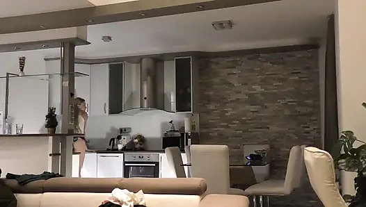 Delgada profesora de deportes modelo de fitness coño apretado caliente, nueva esposa sin bragas en casa para provocar y mostrar su culo desnudo