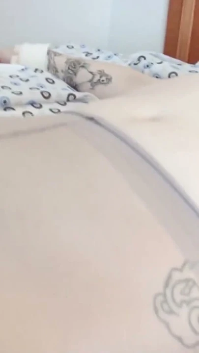 Sıcak ve Seksi Esmer Kadın Bağlı Halde Hitachi Dildo ile Sertçe Boşalıyor | Bölüm 2