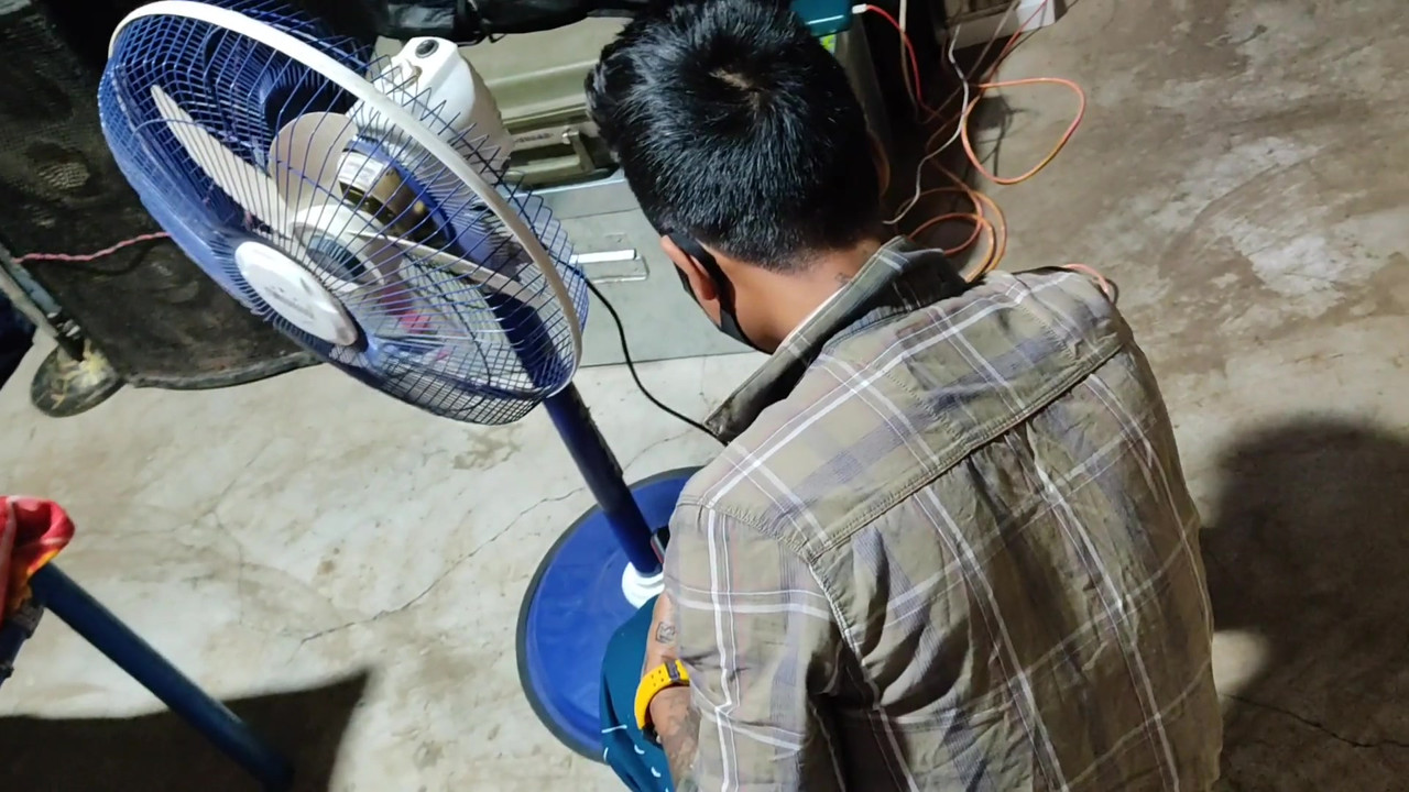 A Unique Sexy Story of a Fun Mechanic and a Fan Repairmaster - Indian Gay - Hindi Movies R