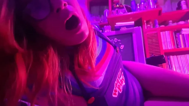 Круглая жопа фембоя трахнули на Хэллоуин