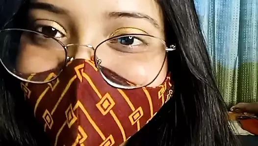 Lisa yenge edepsizce konuşuyor ve amını pompalıyor