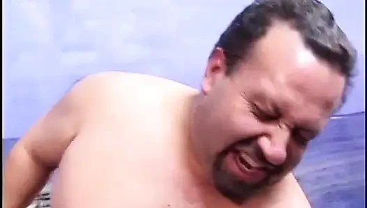 Tatlı zenci kız okyanus kenarında soyunuyor
