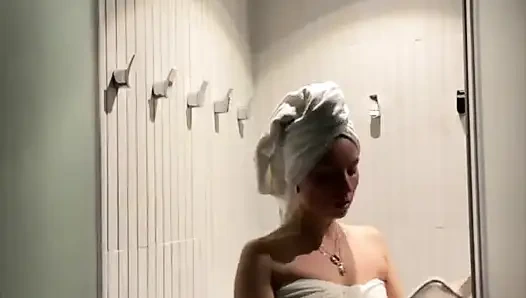 Soyunma odasından ve duşdan sonra seni benimle saunaya götüreceğim