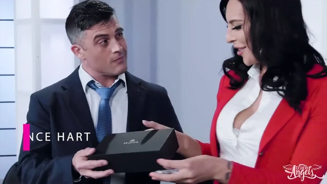 Trans angels - Lance Hart iş yerinde kalın tgirl yarağını okşuyorken büyük memeli Chanel Santini'nin götünü sikiyor