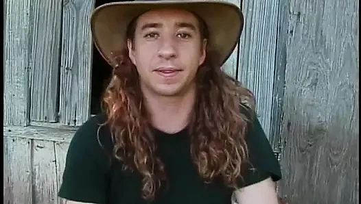 Genç esmer götünü parmaklatıyor, sonra adam onu yatakta sikiyor