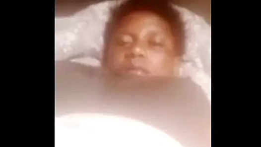 Evli üvey anne erkek arkadaşıyla karşılıklı mastürbasyon yapıyor