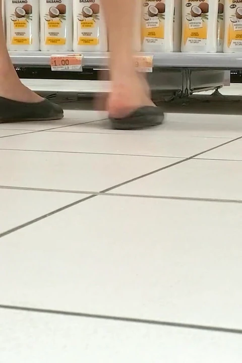 Conad mağazasında siyah dairelerde ayakla oynama ve yüzme