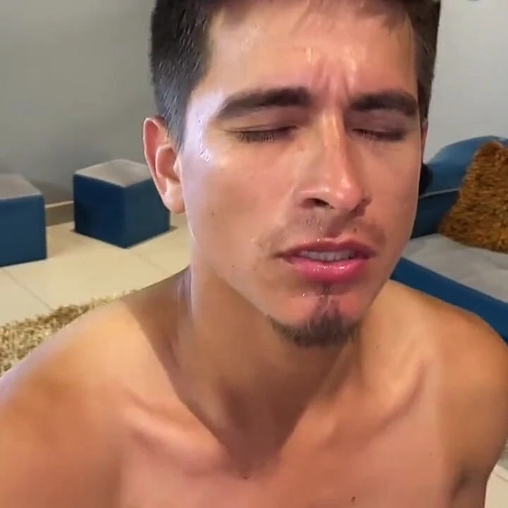 Seksi yeşil gözlü adam sikişiyor ve gidiyor
