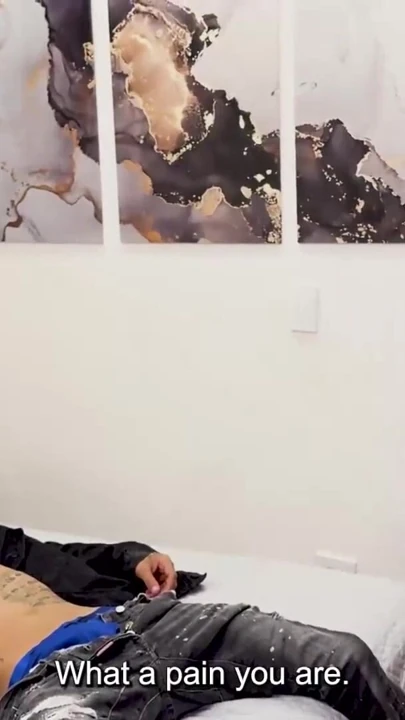 Azgın orta yaşlı seksi üvey annem bana amı kesilenler için bir ders veriyor ve büyük götlü büyük yarağıma iyi bir çömelme veriyor! | Klip 1