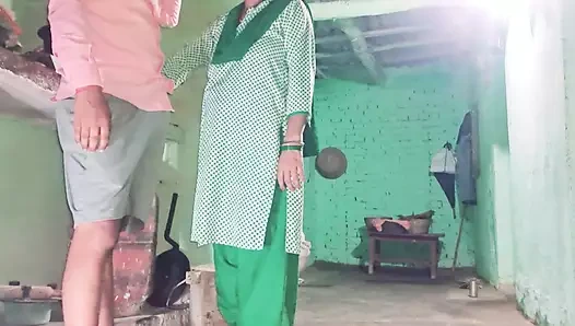 Hintli üniversiteli kız erkek kardeşinin arkadaşı tarafından çok sert sikiliyor