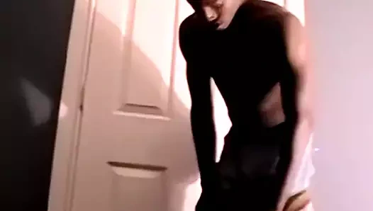 Abanoz twink hoşlanır bir amatör oral seks itibaren beyaz şişman adam