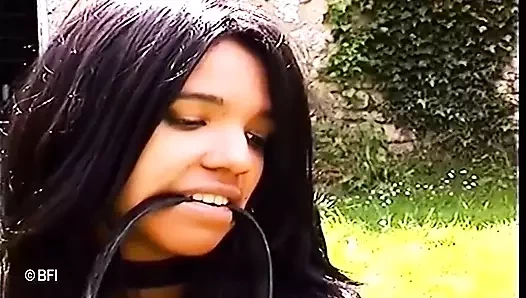 BDSM ve evcil hayvan hakimiyeti olan adamla oynuyor