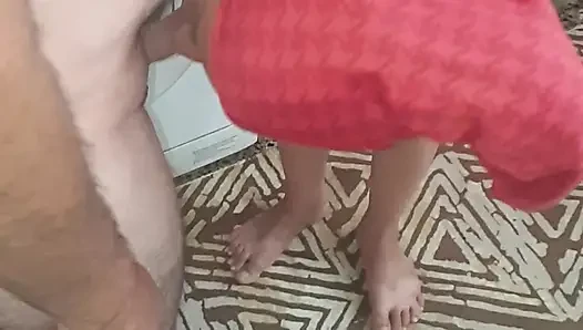 Başörtüsü takan hizmetçime mutfakta oral seks yaptırdım.