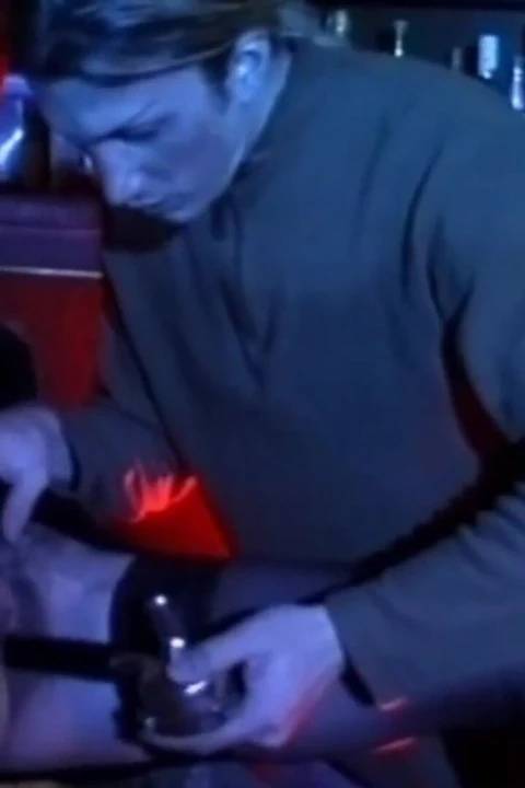 Bu sürtük orta yaşlı seksi kadın barda genç bir yarak alıyor