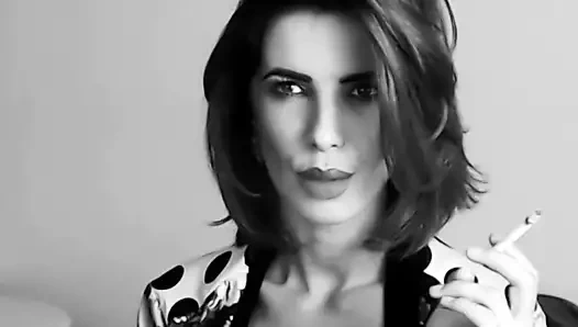 Büyüleyici seksi kız sigara ep2