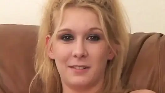 Orta yaşlı seksi kadın yarak binicisi Trinity James oturma odasında beyaz penisi emiyor ve emiyor