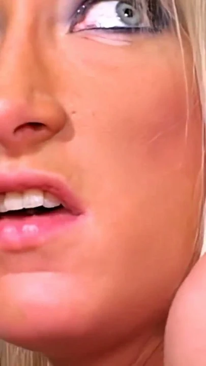 Seksi sarışın genç kız üvey babası tarafından sert sikiliyor ve ağzına boşaltıyor | Klip 2