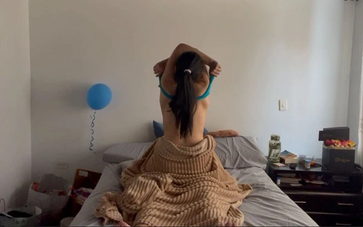 Ateşli lezbiyenler partiden sonra akşamdan kalma sikişiyor