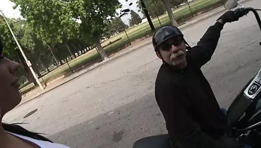 Sıcak civciv ile dövmeler ile büyük göğüsler seviyor için almak kaba seks