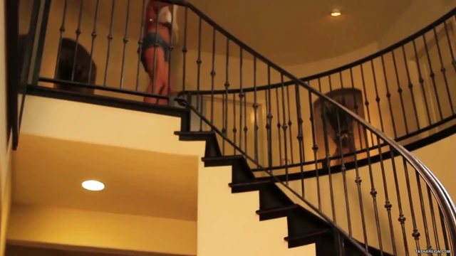 Anal n' amcık oyuncağı mastürbasyonu! Büyük memeli sarışın Tasha Reign!