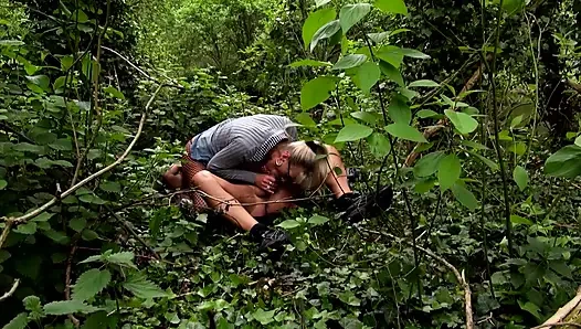 Ormanda Vahşi açık Havada Çifte Sikiş