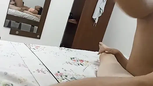 New York'lu ateşli 18 yaşındaki üvey kız kardeşim televizyon izlerken yatağıma giriyor