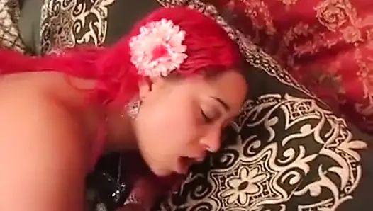 Красотка Mocha Pinky с сочной круглой жопой наслаждается тем, как ее щель пробурили любым жестким инструментом