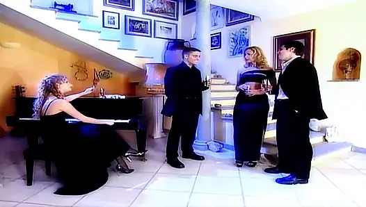 Eş değiştiren çiftler anal seksin tadını çıkarıyor