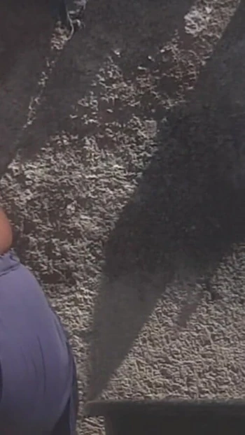 Мощный момент из "Красивая невестка в поле, которая бродит в лесу, сбрасывает его и купается"