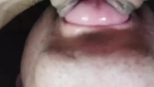 Genç kızın ıslak amcığı yalanıyor yakın çekim