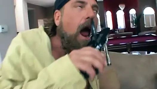 Asyalı genç kız iki adamın birinden daha iyi olduğunu düşünüyor