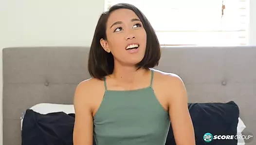 Aria, sadece 18 yaşında ve azgın sikişiyor, düz göğüslerini gösteriyor,