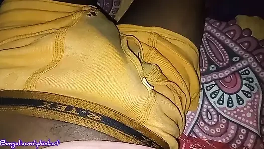 Büyük teyze yarağa arkadan masaj yaptı. Büyük teyzeyi çok eğlenerek sikiyor