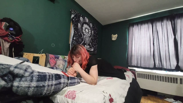 Ashley yapay penisinde gırtlağına kadar alma alıştırması yaparken eğleniyor