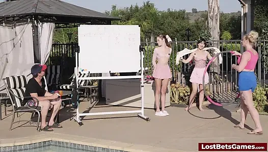 Şınavlar bu vahşi striptiz oyununda güçlerini test ediyor