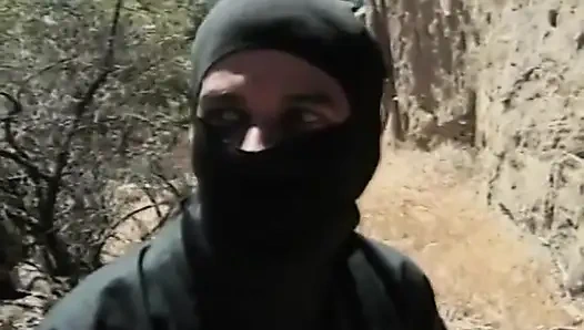 Ninja adam açık havada azgın Asyalı orta yaşlı seksi kadını sikiyor
