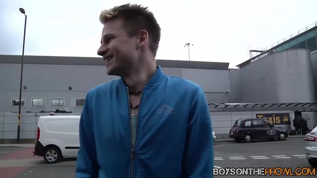 Reece bentley popo korsan arkadaşlarıyla anal eğlenceye sahip