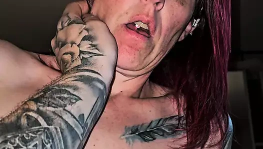 Karım gelene kadar büyük yarağıma binerken kendini parmaklıyor