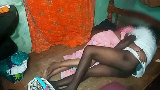 Kerala evli kadın kocasının arkadaşıyla seks yapıyor