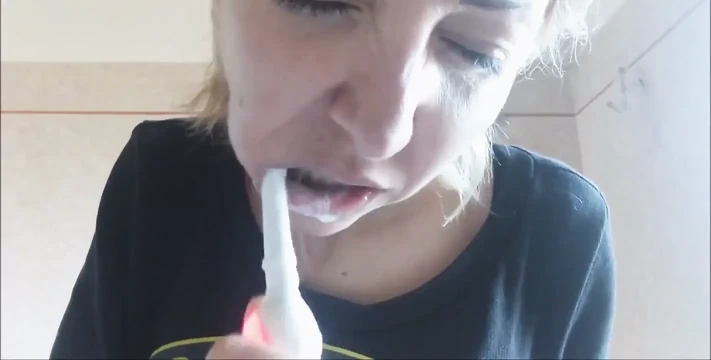 Dişlerini fırçalamak önemlidir ve Chantal ağzını doldurmayı seviyor... Diş macunu