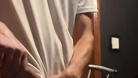 Mike okşuyor
