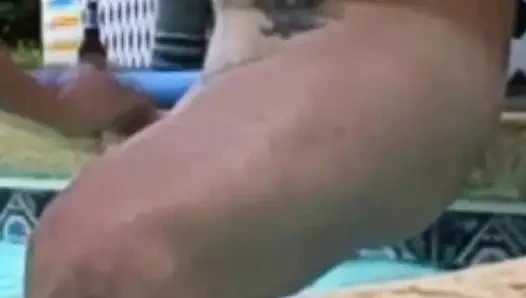 Brandon'ın havuz başı solo seansı