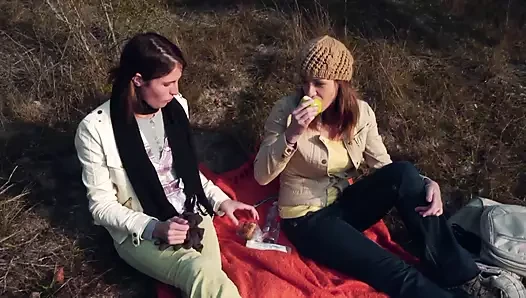 Kara Price ve Audrey Rose seks oyuncakları kullanan ateşli lezbiyenler