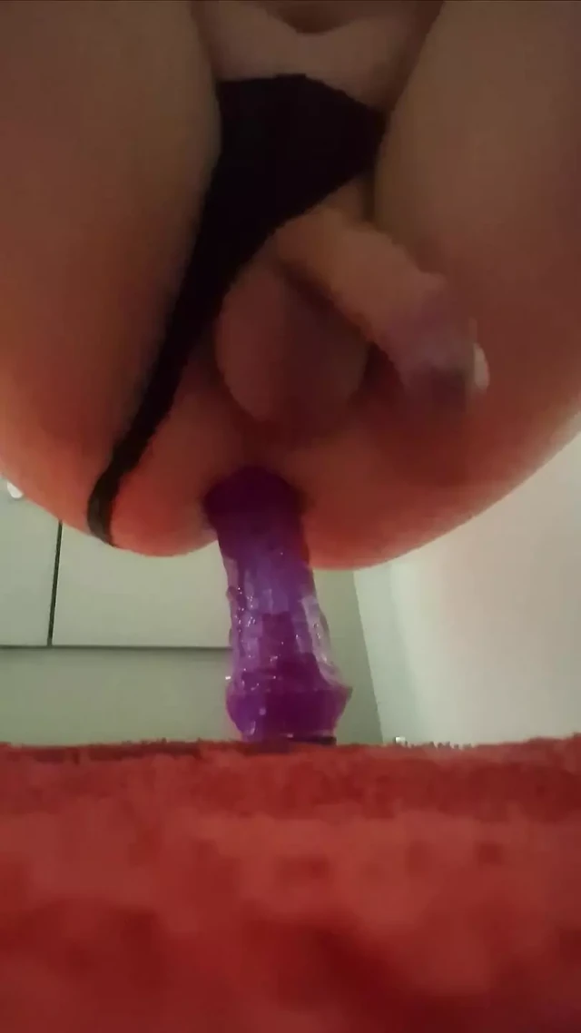 Twink büyük dildoya biniyor