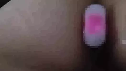 Sana çeşitli oyuncakları deniyor