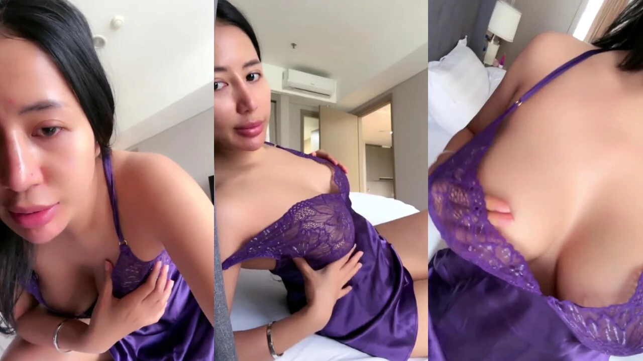 Aziatisch geil meisje naakt transparante lingerie masturbeert