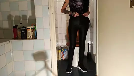 Seksi gotik genç telefon pt2 hd ile oynarken çiş yapıyor