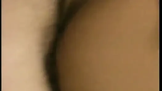 Seksi piliç götten yarak alan 2 yarak emen adam tarafından sikiliyor
