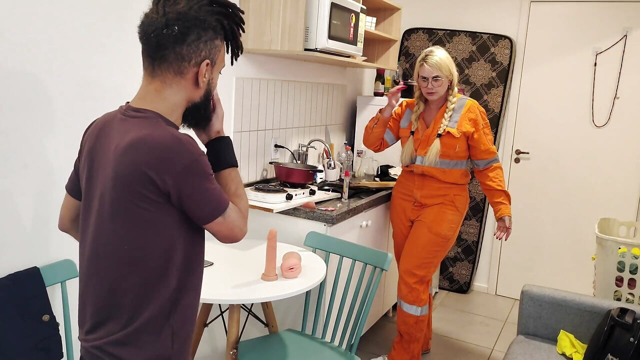 Mini Zinho tesisat hizmetini tuttu, sonunda güzel bir kadının hizmeti yapması sürprizdi.
