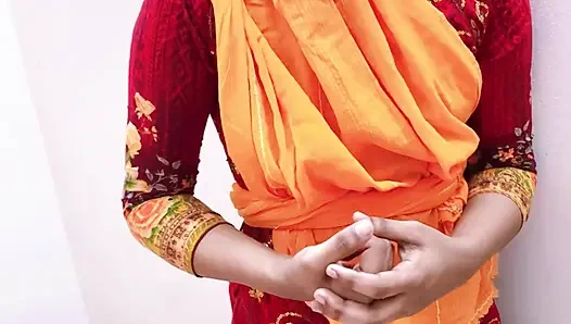 Karısı evde yokken çalışan kız amcığını sikiyor